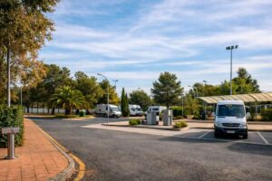área de autocaravanas del valhondo en cáceres